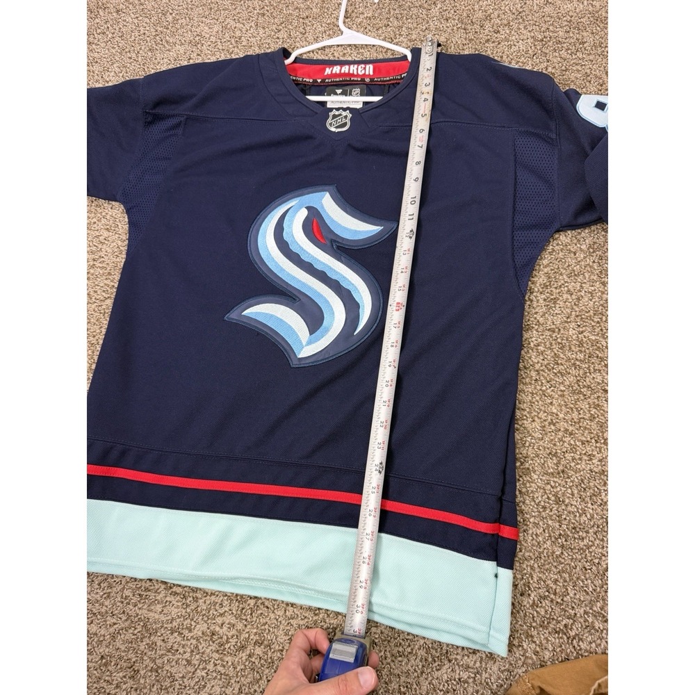 Seattle Kraken Jersey Large 52 Mens Fight Strap Home Blue NHL #84 Kaapo Kakko - Picture 9 of 9